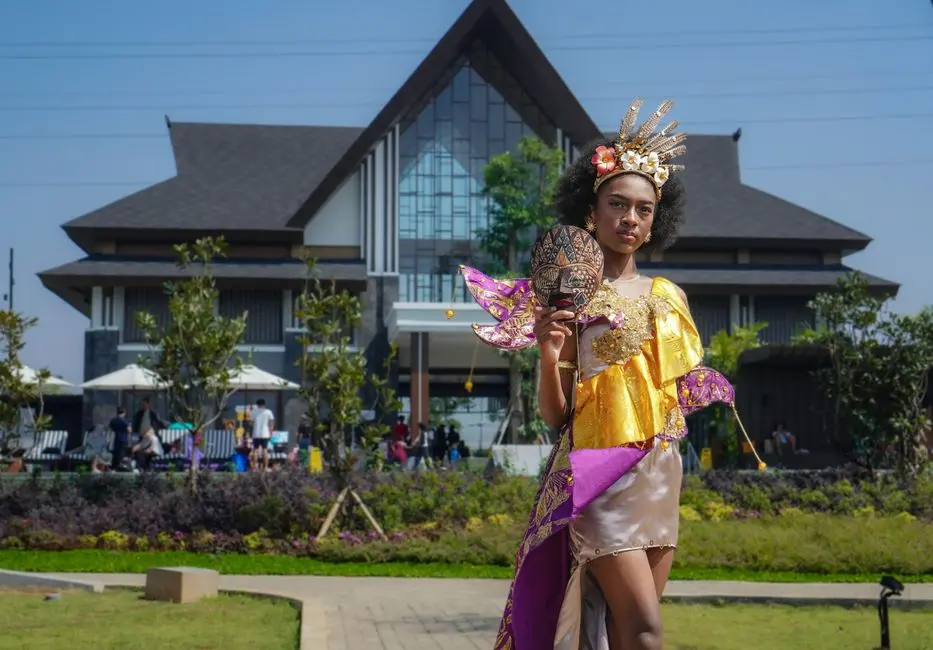 Detail kain bermotif lokal yang dipadukan dengan pakaian modern