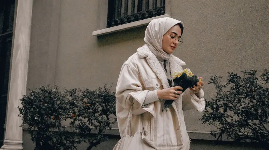 Ilustrasi tren hijab layering dengan warna netral